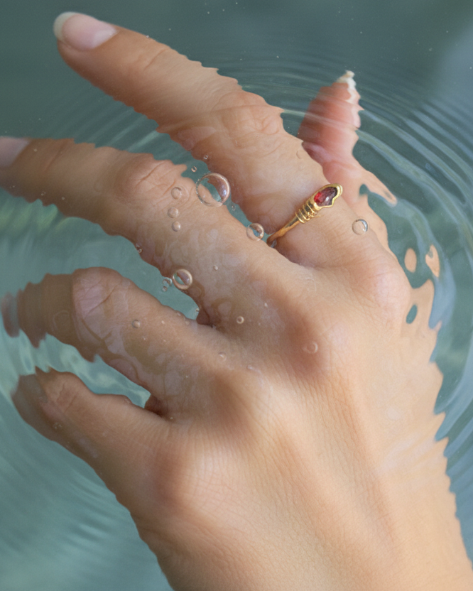 Ruby Solis Signet Ring Red – 18K Gold