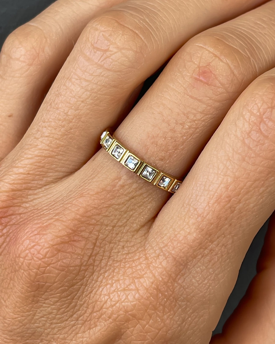 LUMIÈRE SQUARE CUT CRYSTAL BAND RING 18K GOLD - STUDIO JO STORE  