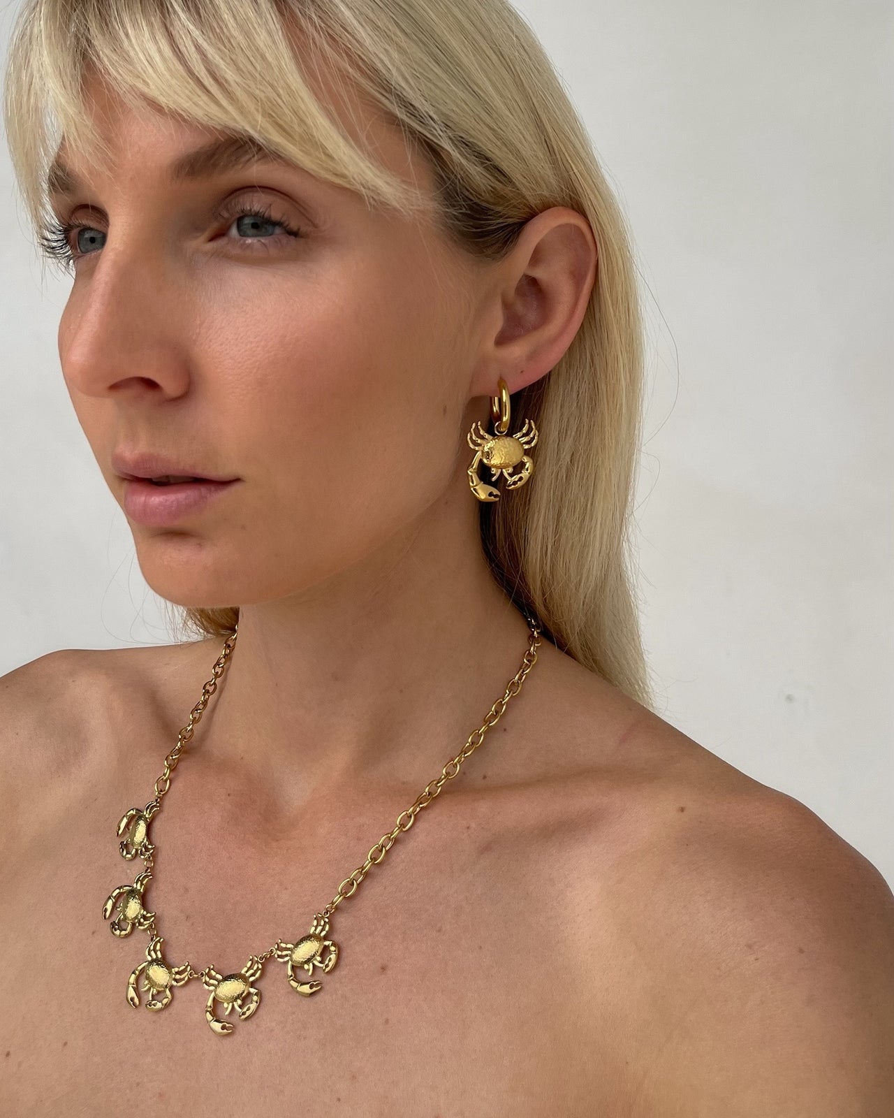CRAB CHARM HOOP EARRINGS 18K GOLD - STUDIO JO STORE  