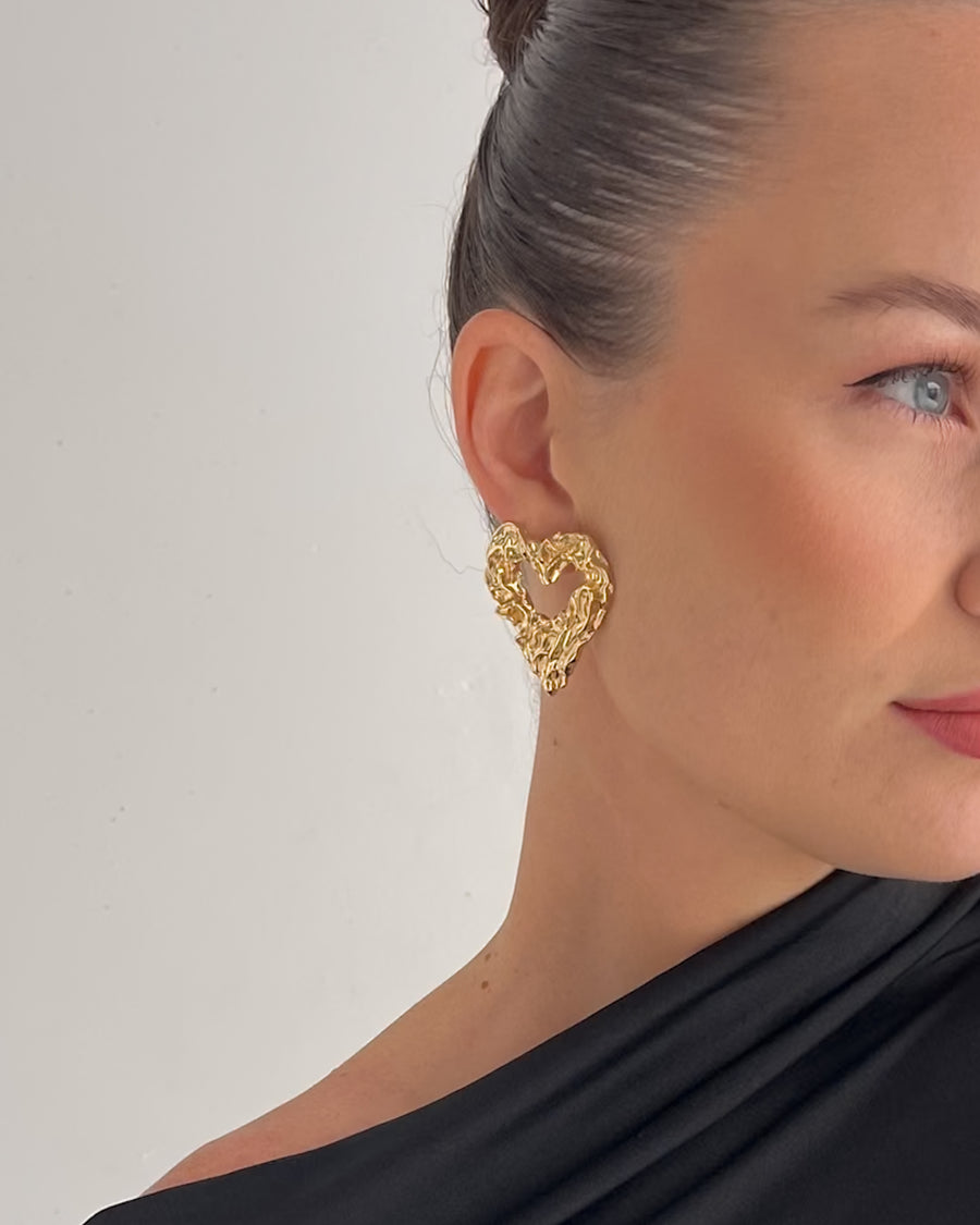 SCULPTED HEART STUD EARRINGS 18K GOLD PVD - STUDIO JO STORE  