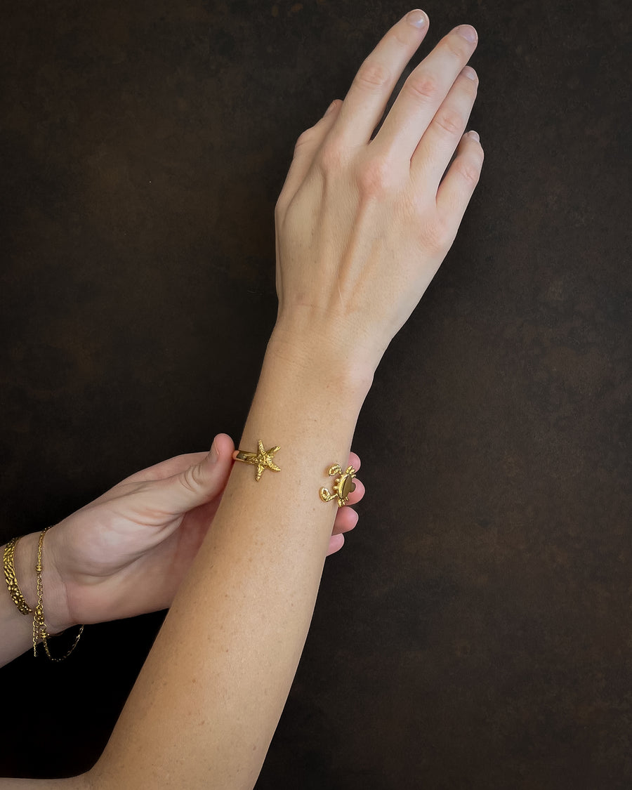 CRABÉ SOLUNA CANCER CUFF BRACELET 18K GOLD - STUDIO JO STORE  