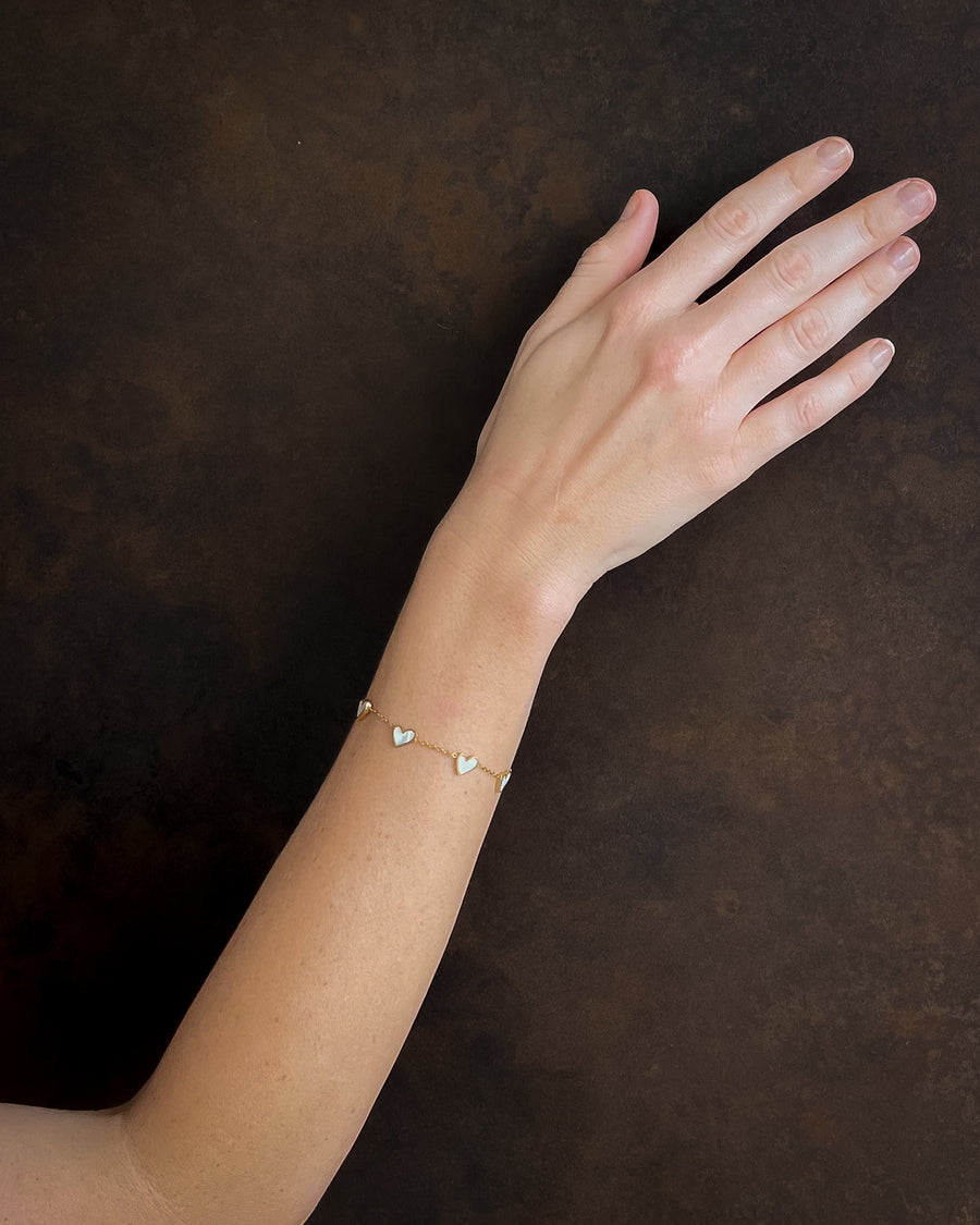 MIA WHITE SHELL & HEART BRACELET 18K GOLD - STUDIO JO STORE  