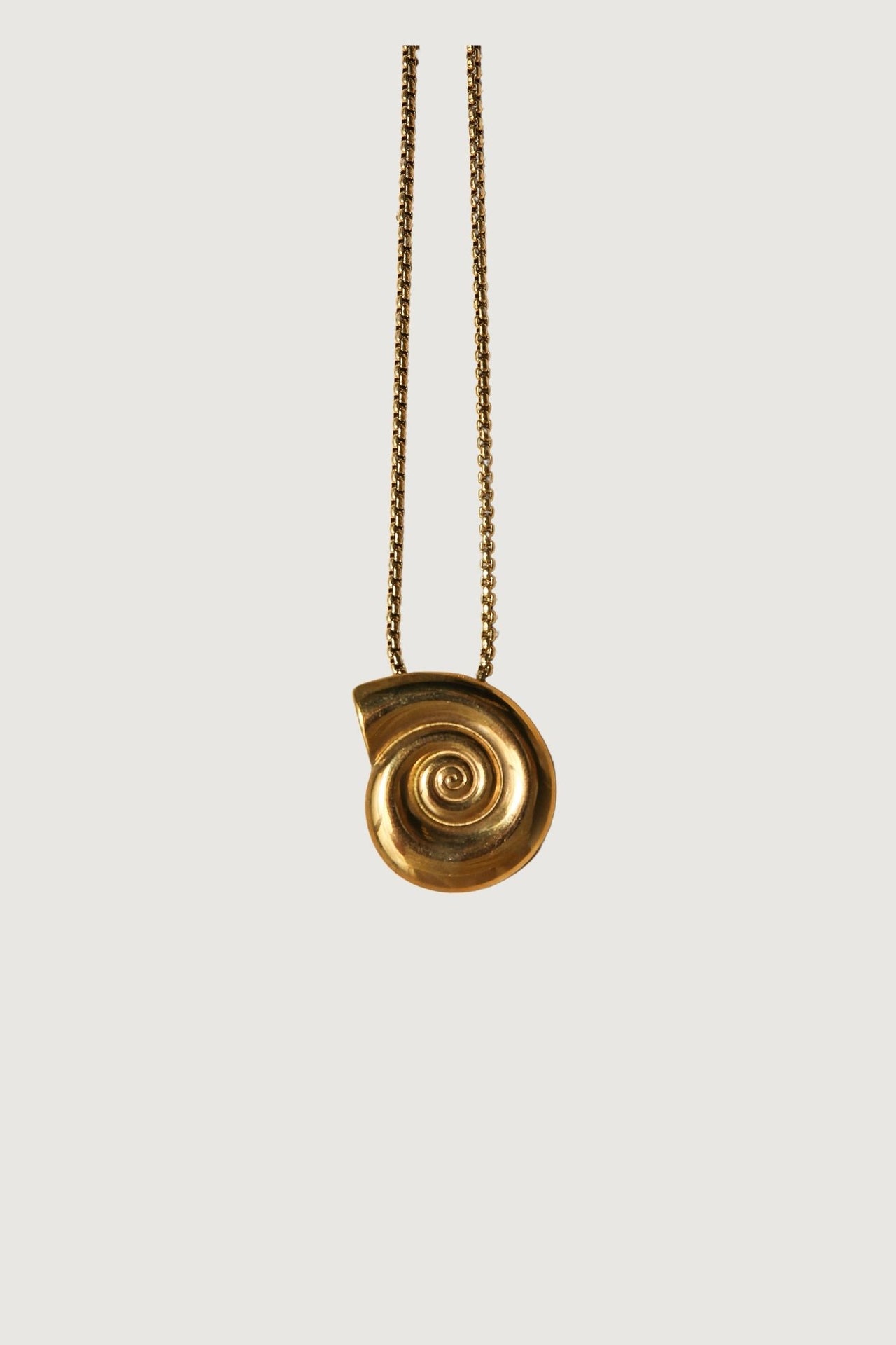 GOLD CONCH SHELL NECKLACE - STUDIO JO STORE  