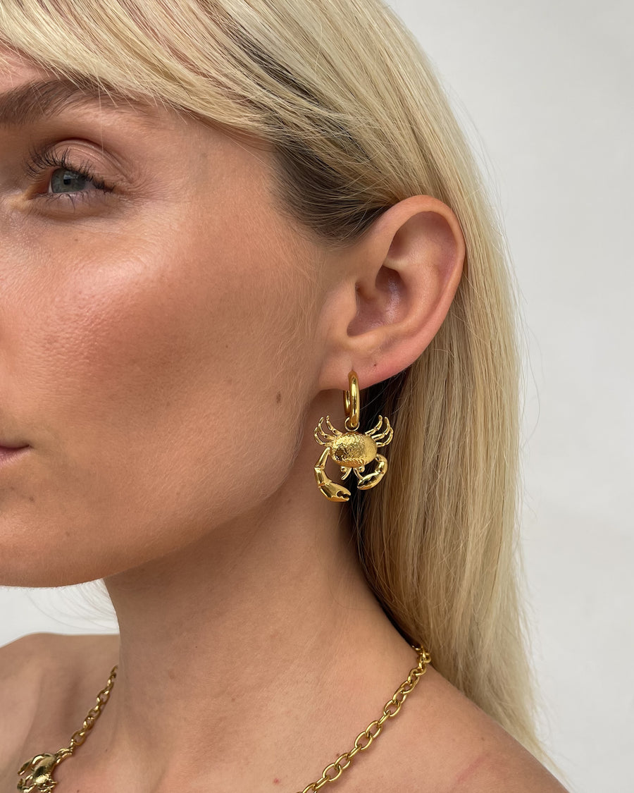 CRAB CHARM HOOP EARRINGS 18K GOLD - STUDIO JO STORE  
