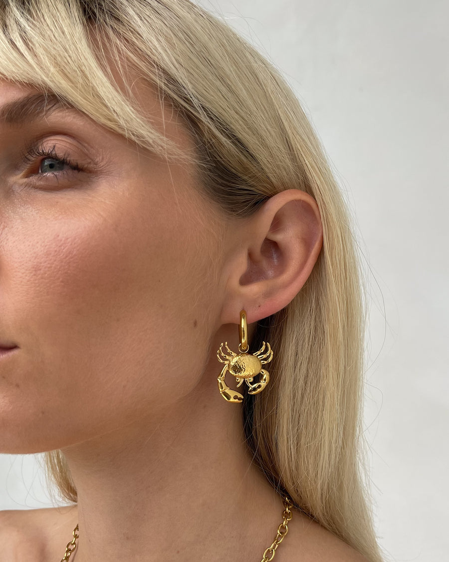 CRAB CHARM HOOP EARRINGS 18K GOLD - STUDIO JO STORE  