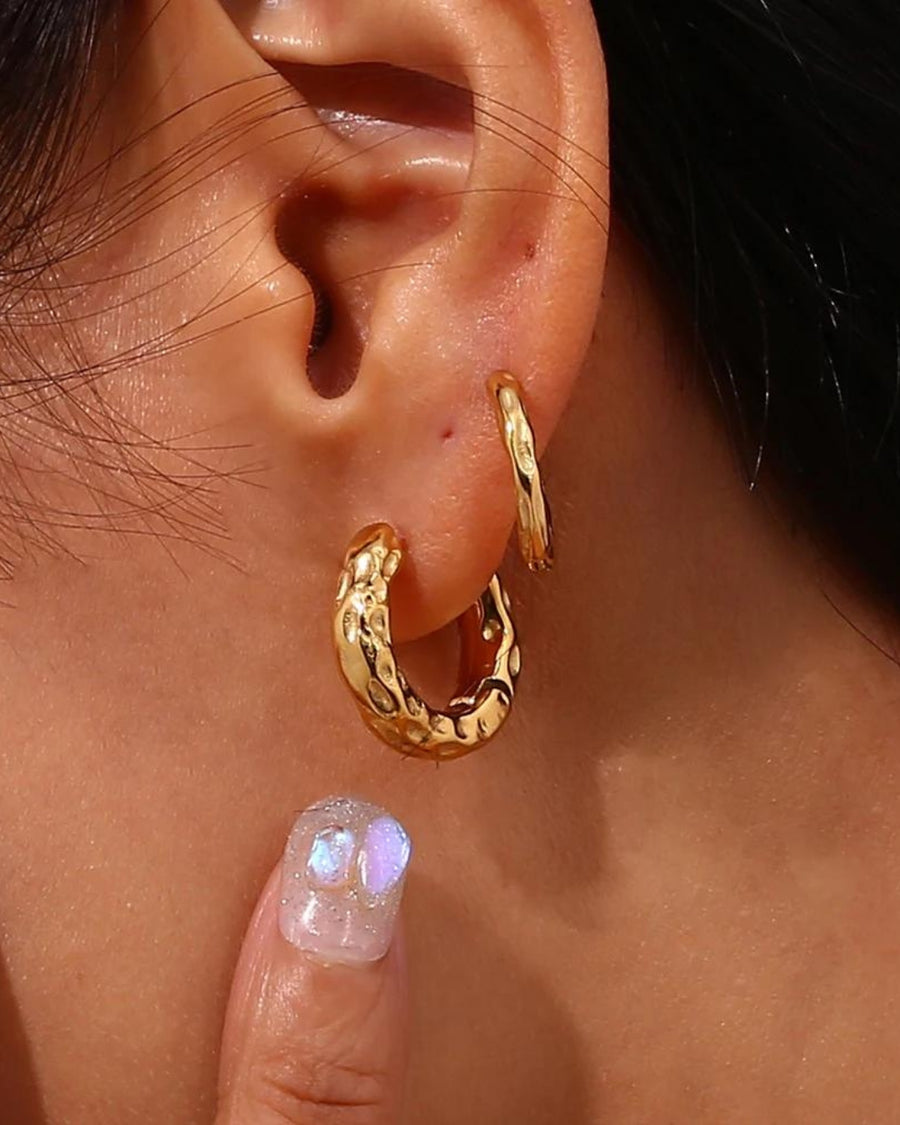 ORGANIC HUGGIE HOOP EARRINGS 18K GOLD PVD - STUDIO JO STORE  
