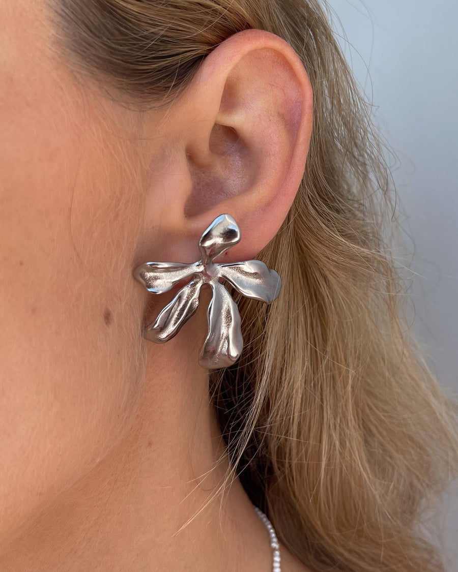 FLOWER STUD EARRINGS SILVER - STUDIO JO STORE  