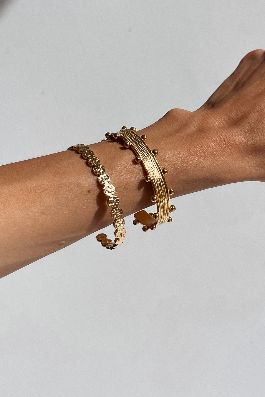 BARLEY TEXTURED CUFF BRACELET 18K GOLD PVD - STUDIO JO STORE  