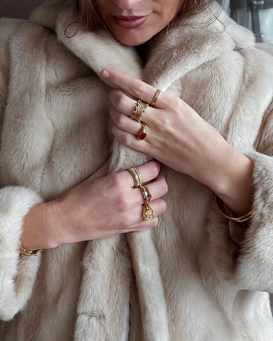 Ruby Solis Signet Ring Red – 18k Gold