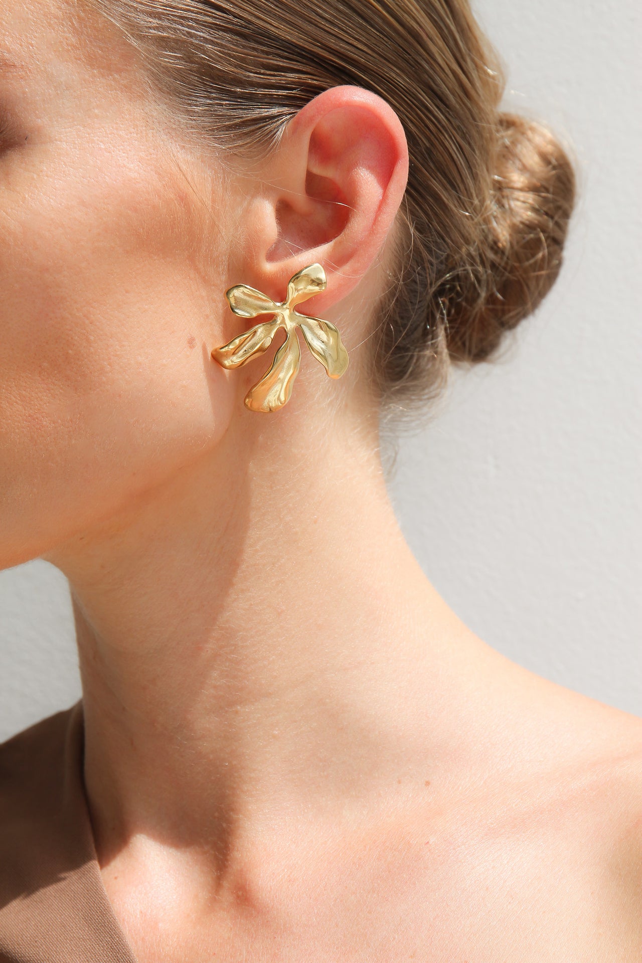 GOLD FLOWER STUD EARRINGS