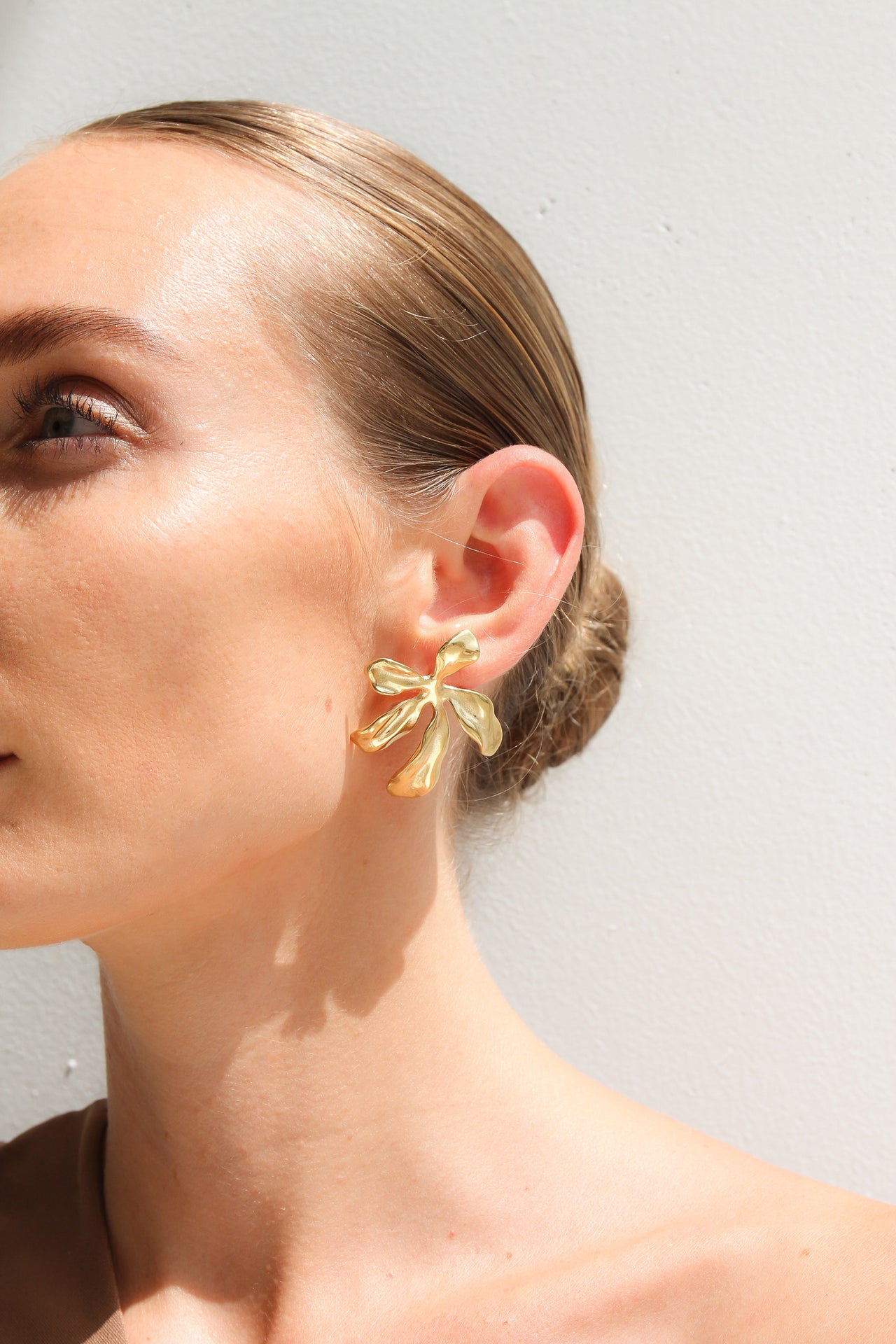 FLOWER STUD EARRINGS GOLD - STUDIO JO STORE  