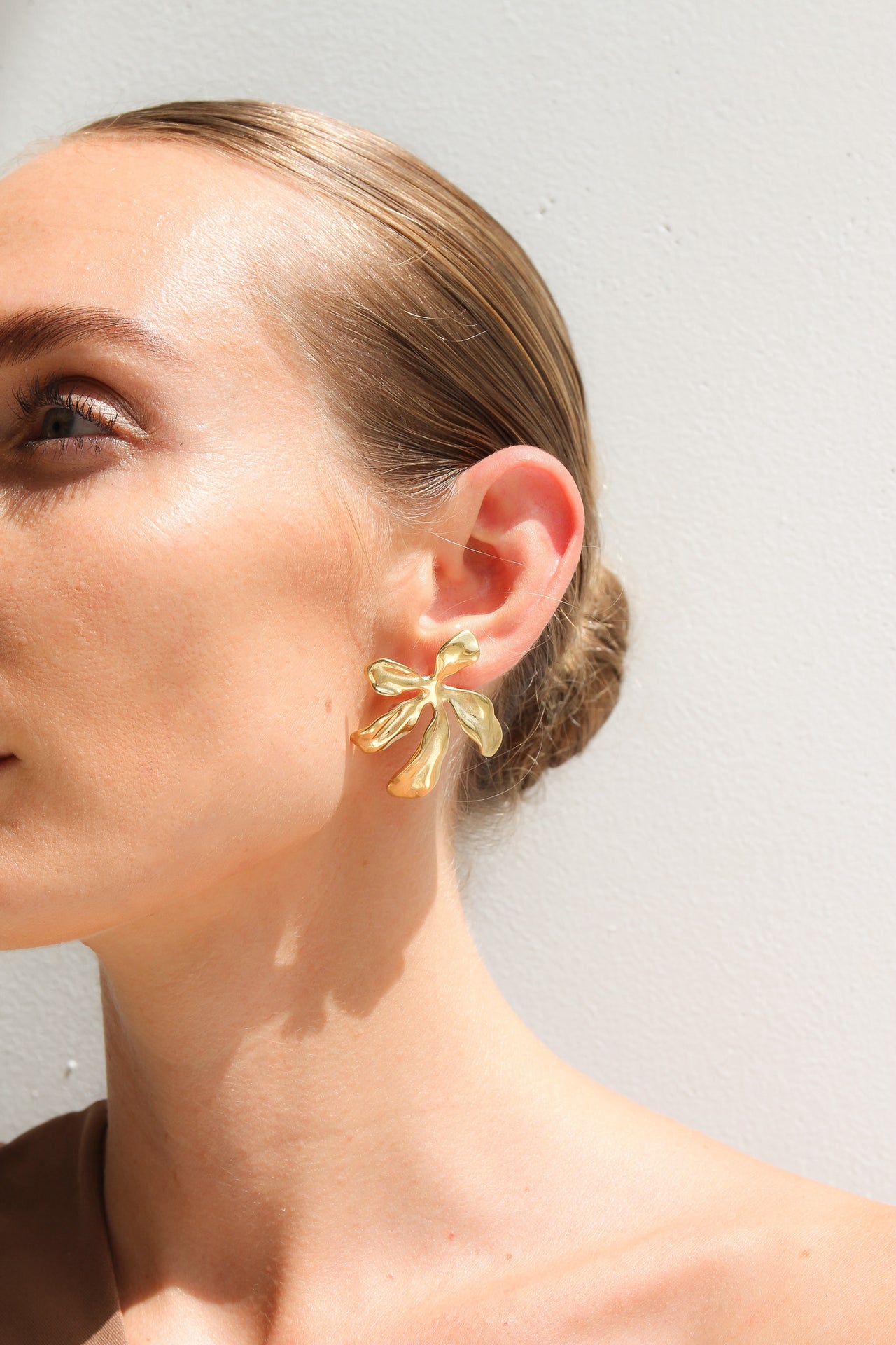 GOLD FLOWER STUD EARRINGS