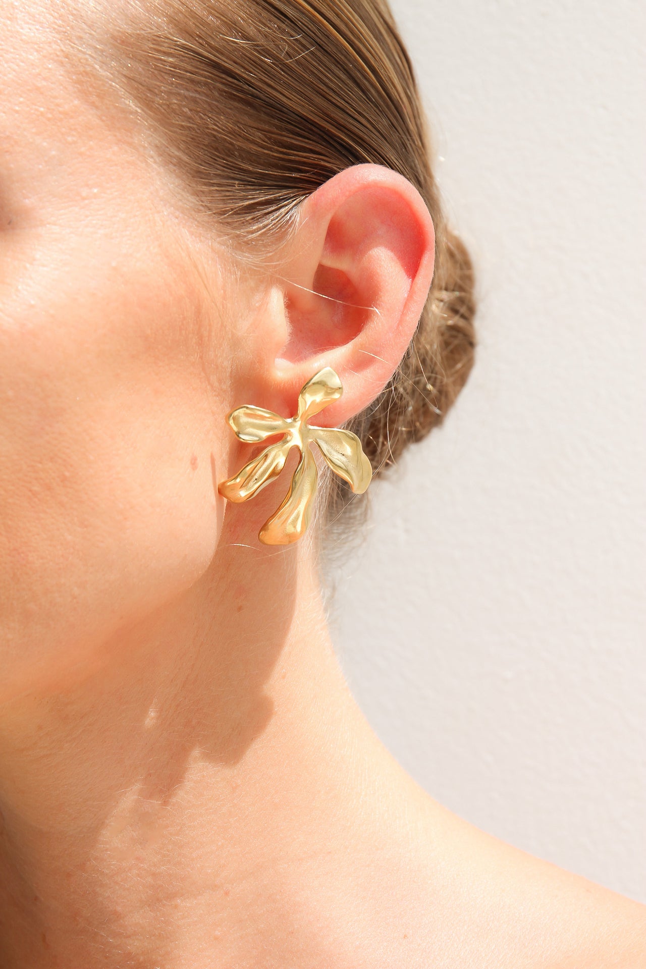 GOLD FLOWER STUD EARRINGS