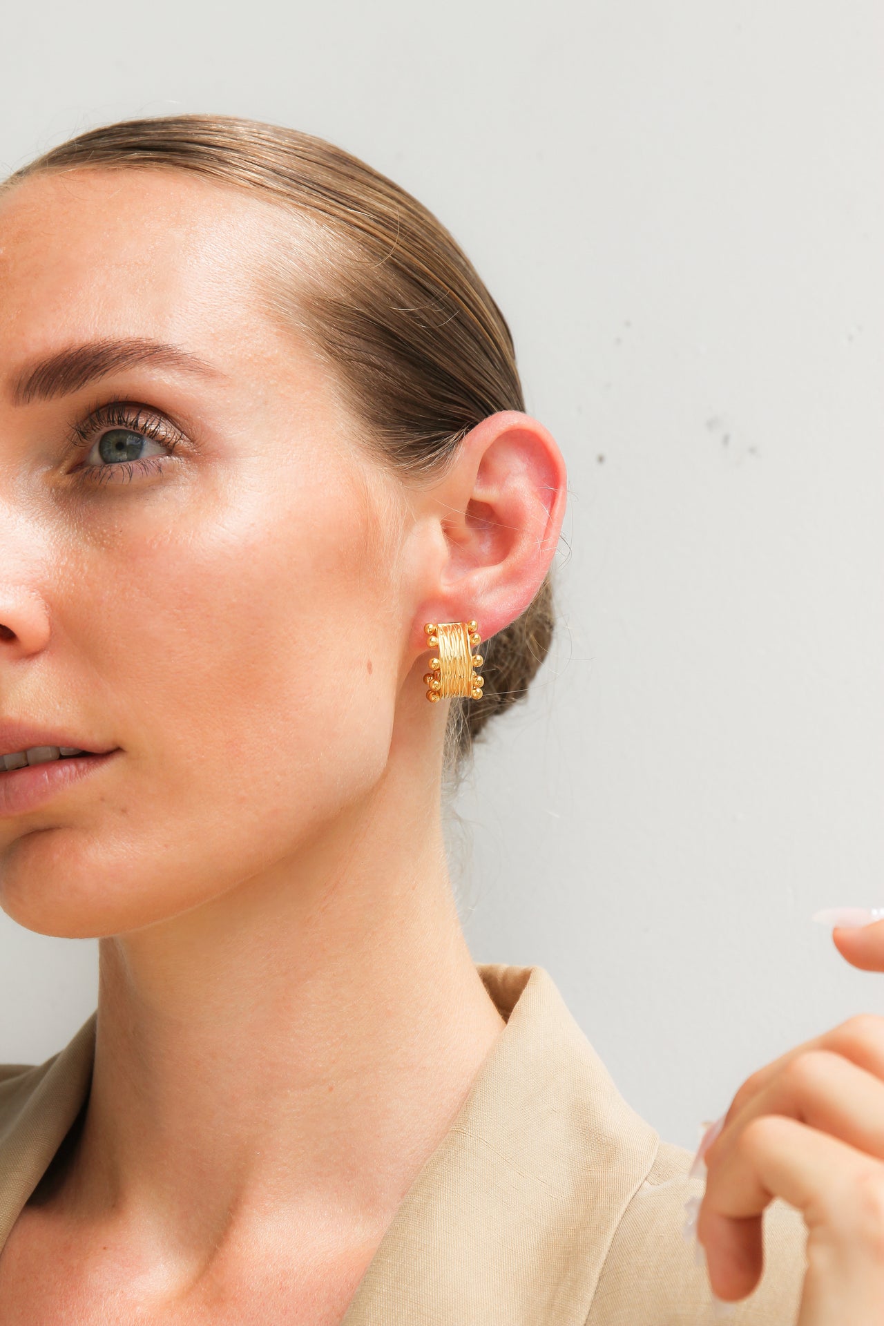 LIYLAH TEXTURED STUD EARRINGS 18K GOLD - STUDIO JO STORE  