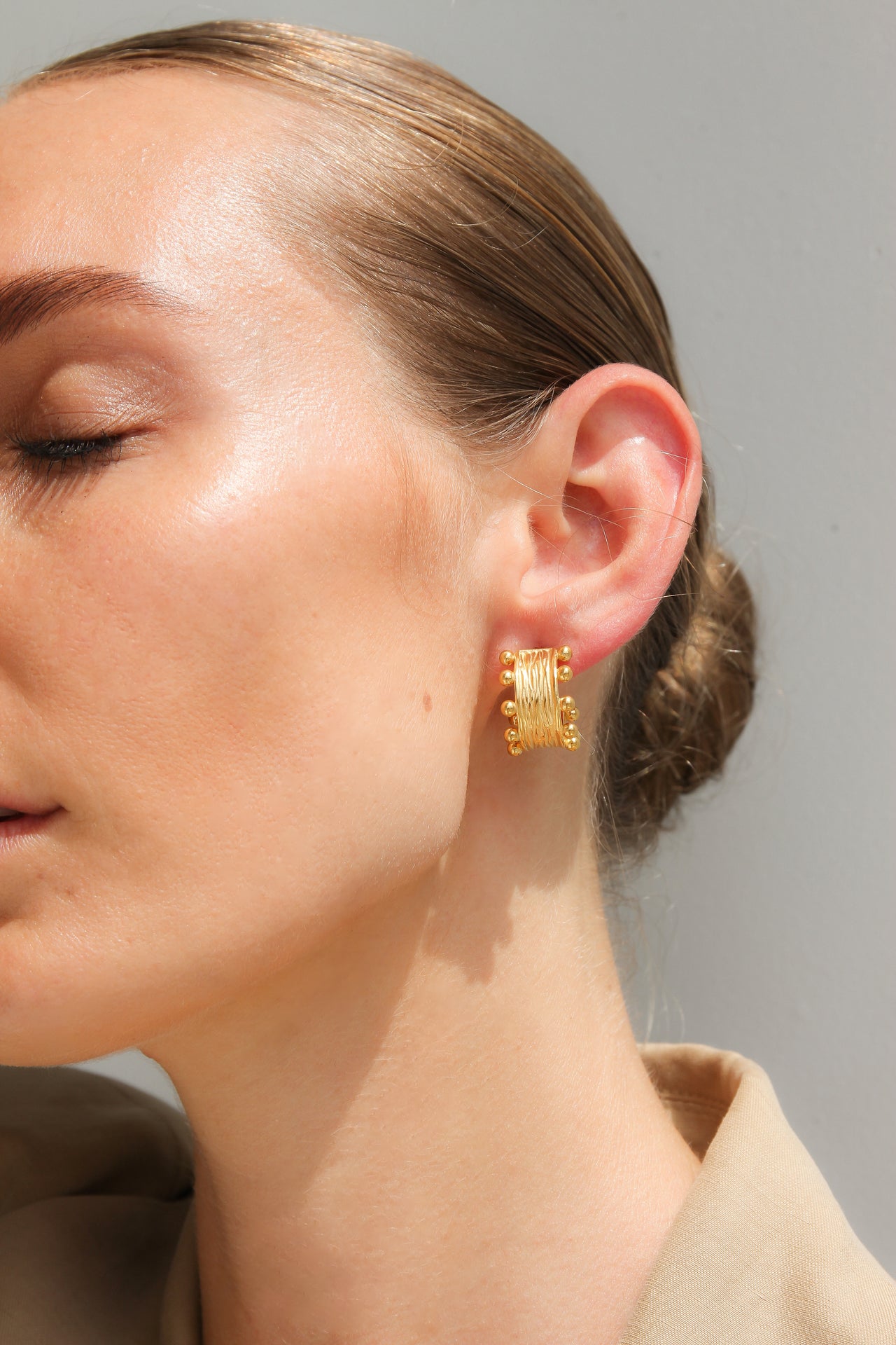 LIYLAH TEXTURED STUD EARRINGS 18K GOLD - STUDIO JO STORE  