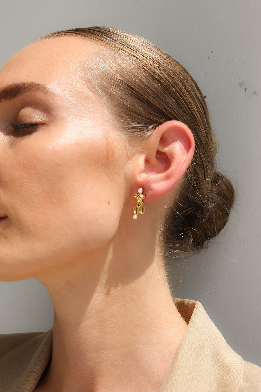 GOLD CURVY LADY STUD EARRINGS - STUDIO JO STORE  