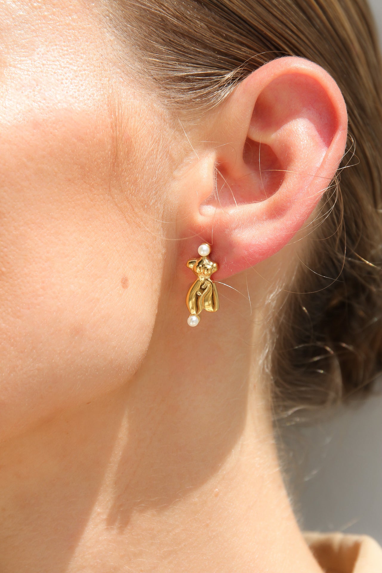 GOLD CURVY LADY STUD EARRINGS