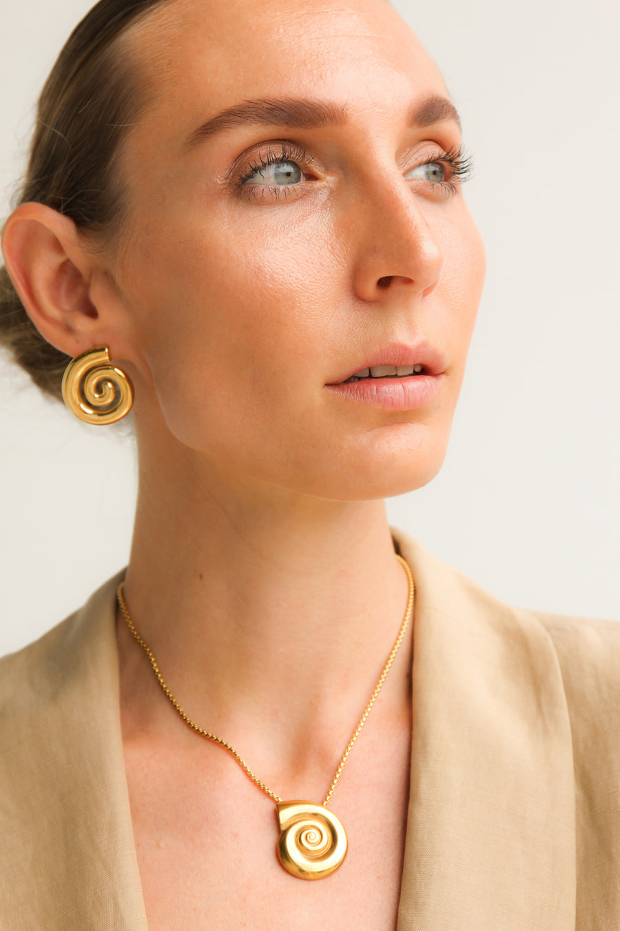 GOLD CONCH SHELL NECKLACE - STUDIO JO STORE  