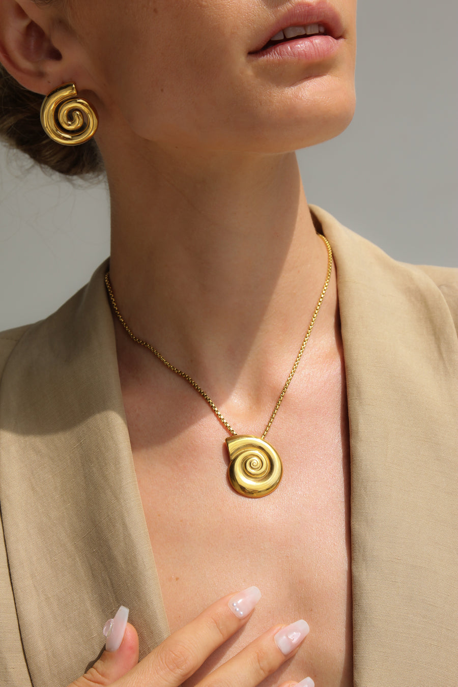 GOLD CONCH SHELL NECKLACE - STUDIO JO STORE  