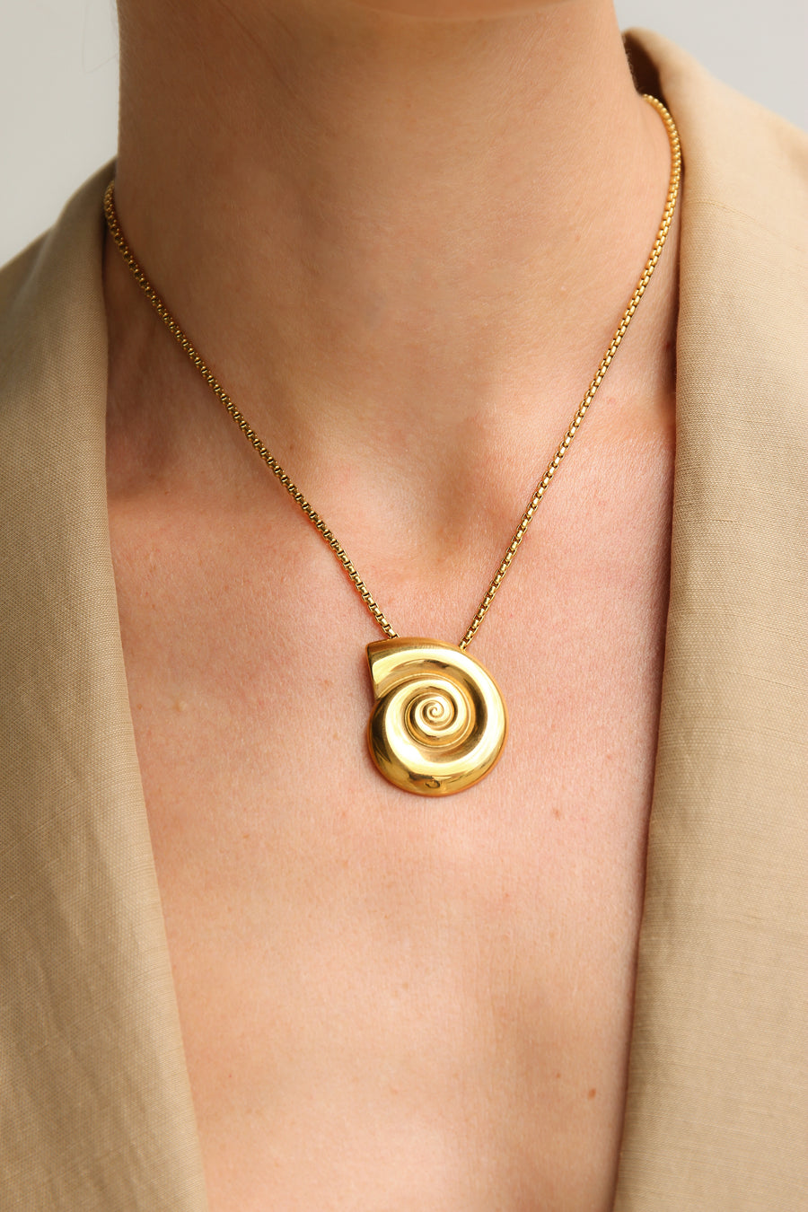 GOLD CONCH SHELL NECKLACE - STUDIO JO STORE  