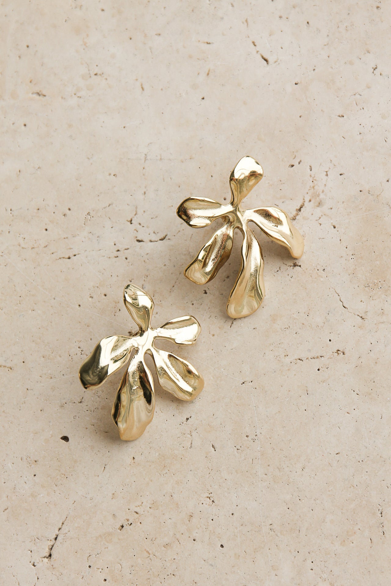 GOLD FLOWER STUD EARRINGS