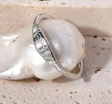 Solis Ring – Sunbeam Signet in 18K Gold Or Silver