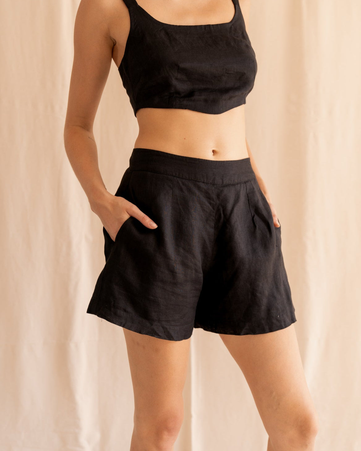 TOVE RELAXED TROUSER SHORTS BLACK