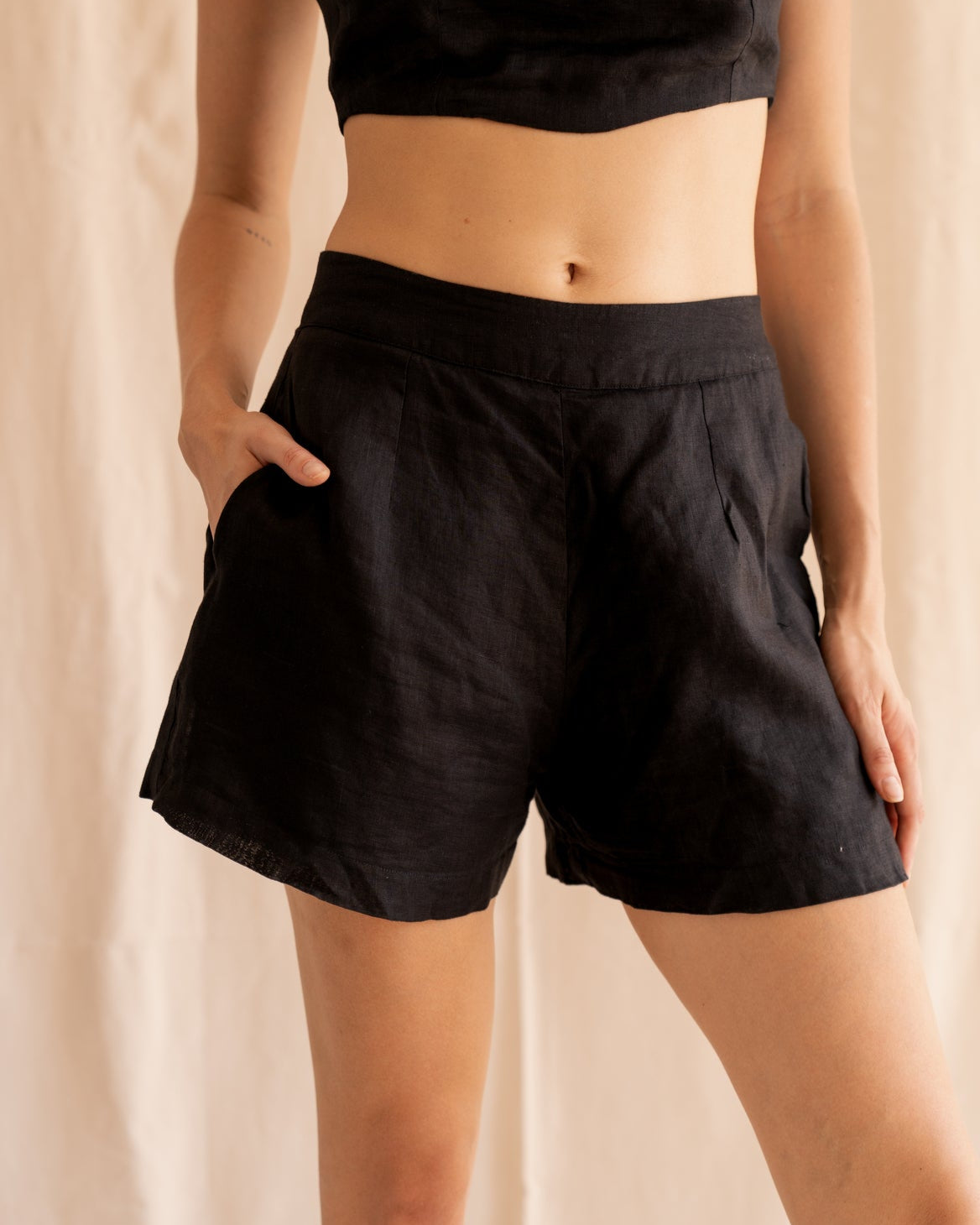 TOVE RELAXED TROUSER SHORTS BLACK