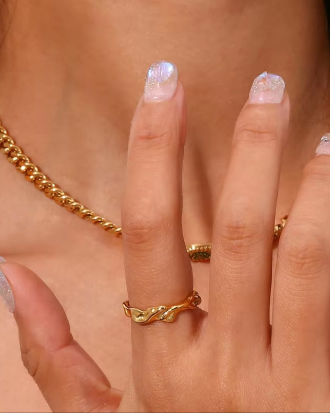 ORGANIC HAMMERED TIDE CURVE RING 18K GOLD - STUDIO JO STORE  