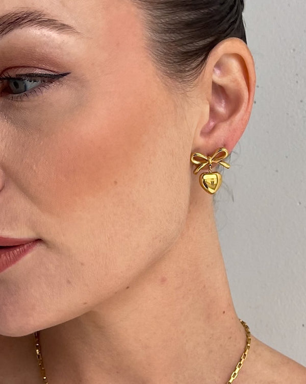 BOW & HEART CHARM STUD EARRINGS 18K GOLD PVD - STUDIO JO STORE  