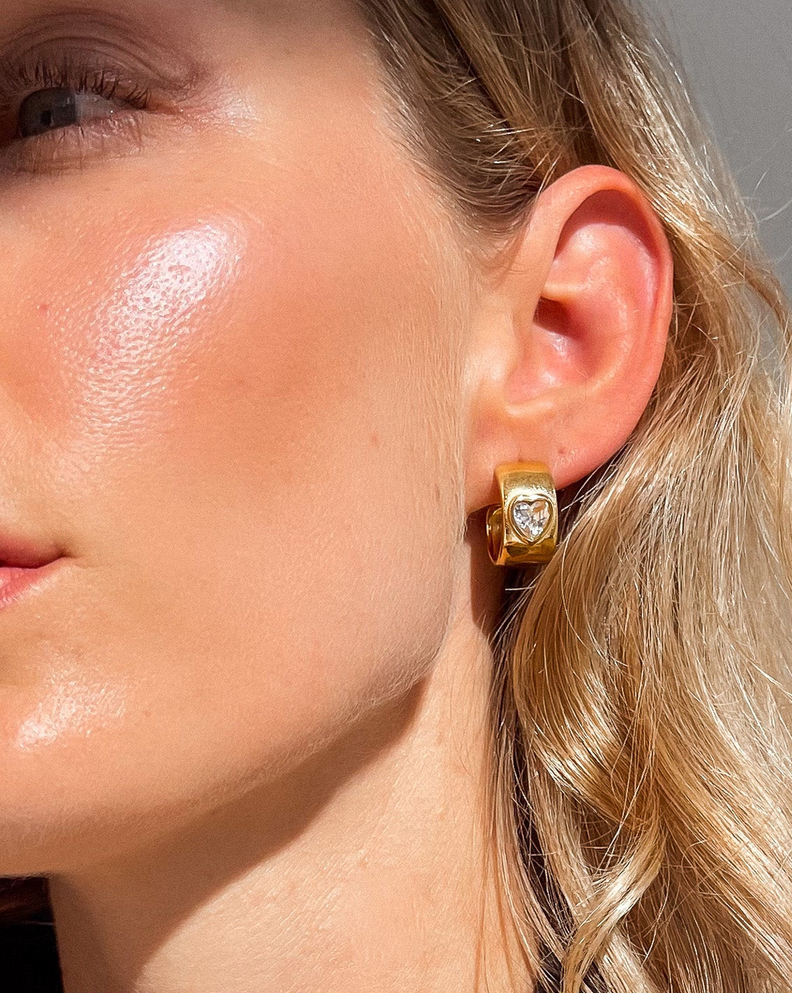 DIAMOND HEART HUGGIE EARRINGS GOLD - STUDIO JO STORE  