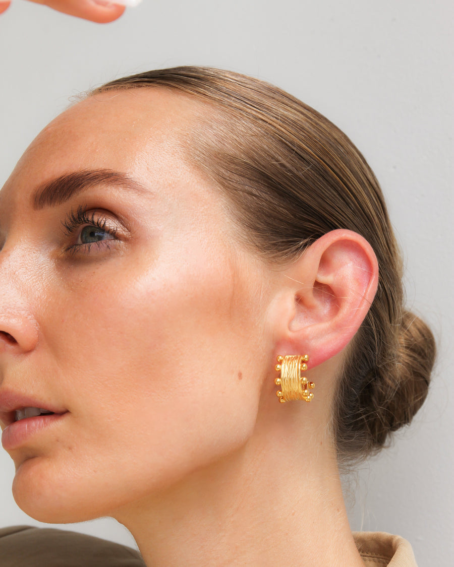 LIYLAH TEXTURED STUD EARRINGS 18K GOLD - STUDIO JO STORE  