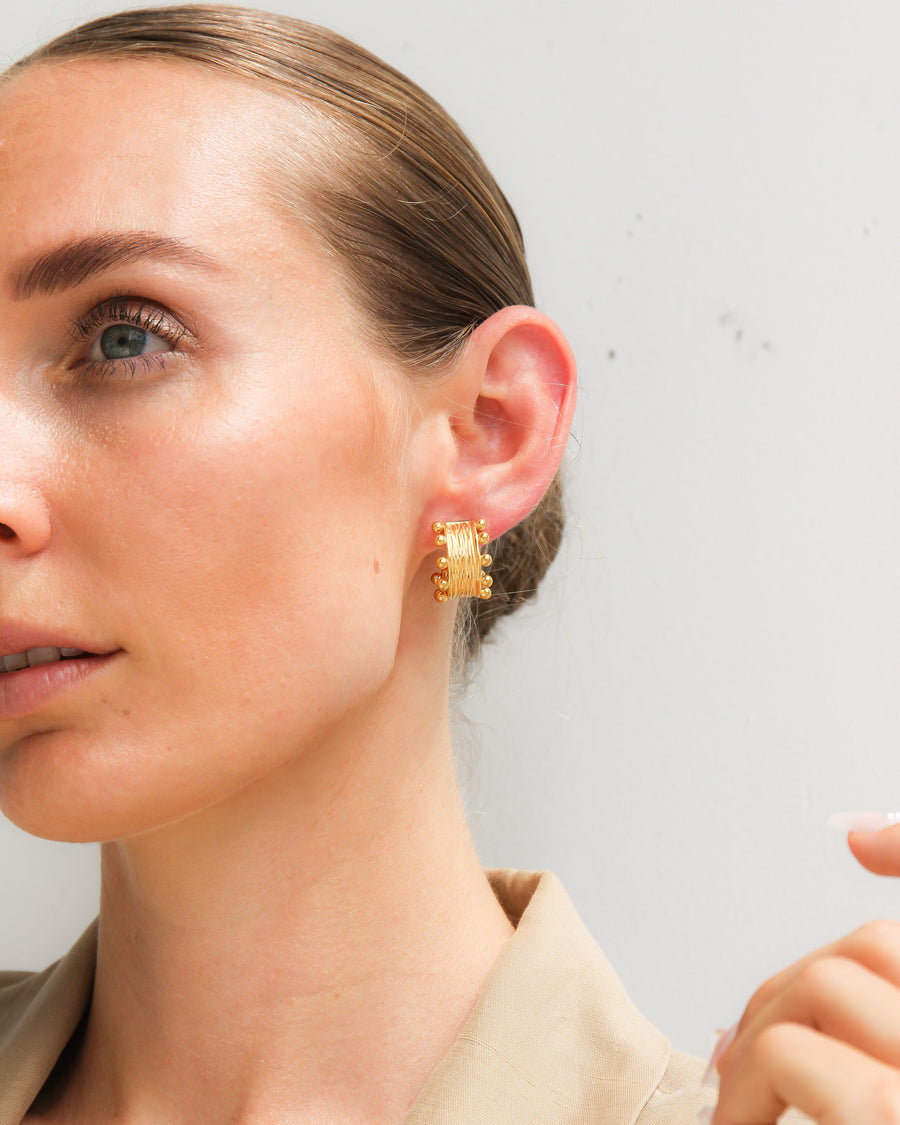 LIYLAH TEXTURED STUD EARRINGS 18K GOLD - STUDIO JO STORE  