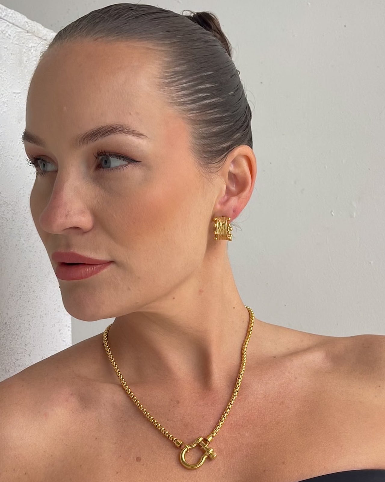 LIYLAH TEXTURED STUD EARRINGS 18K GOLD - STUDIO JO STORE  