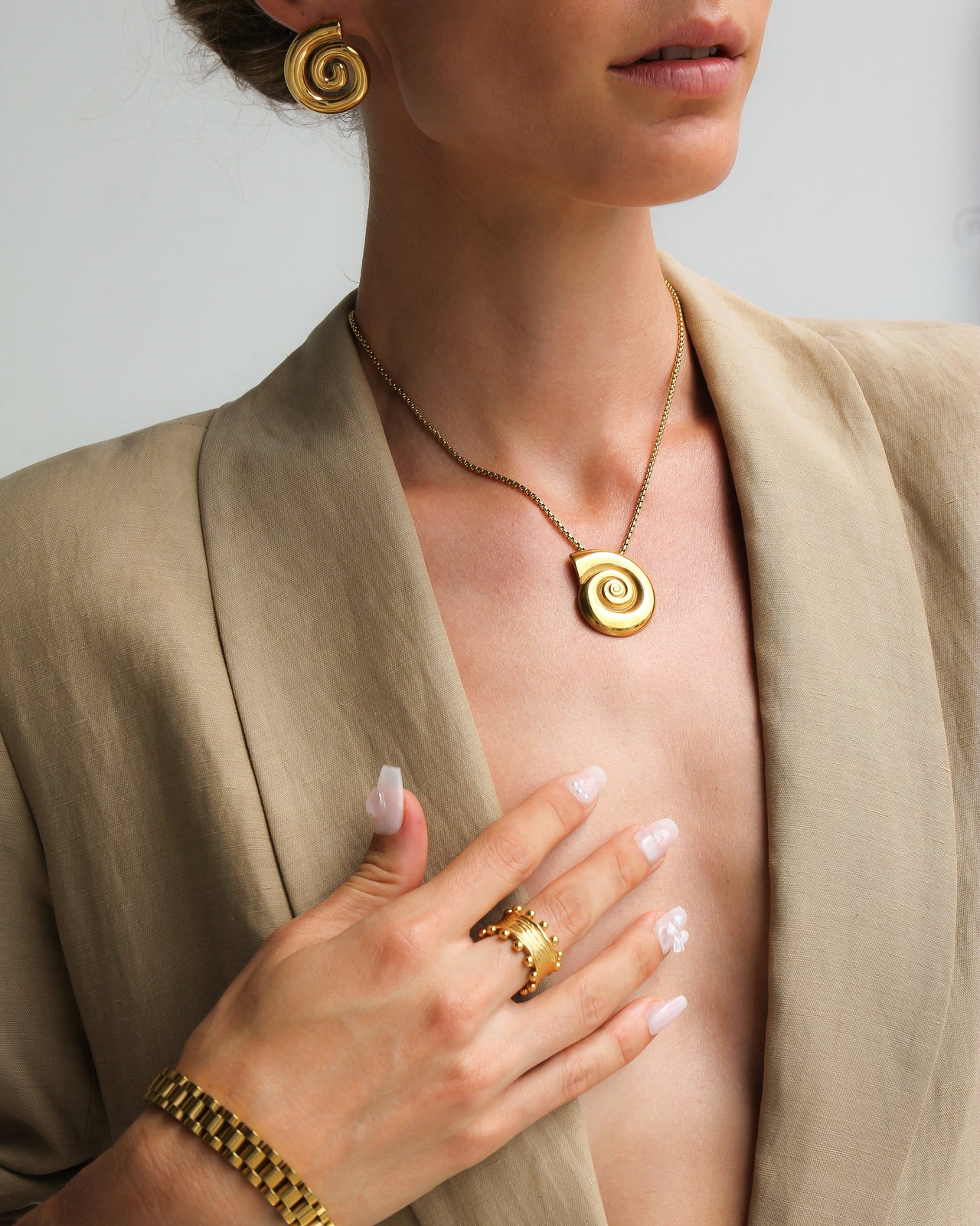GOLD CONCH SHELL NECKLACE - STUDIO JO STORE  