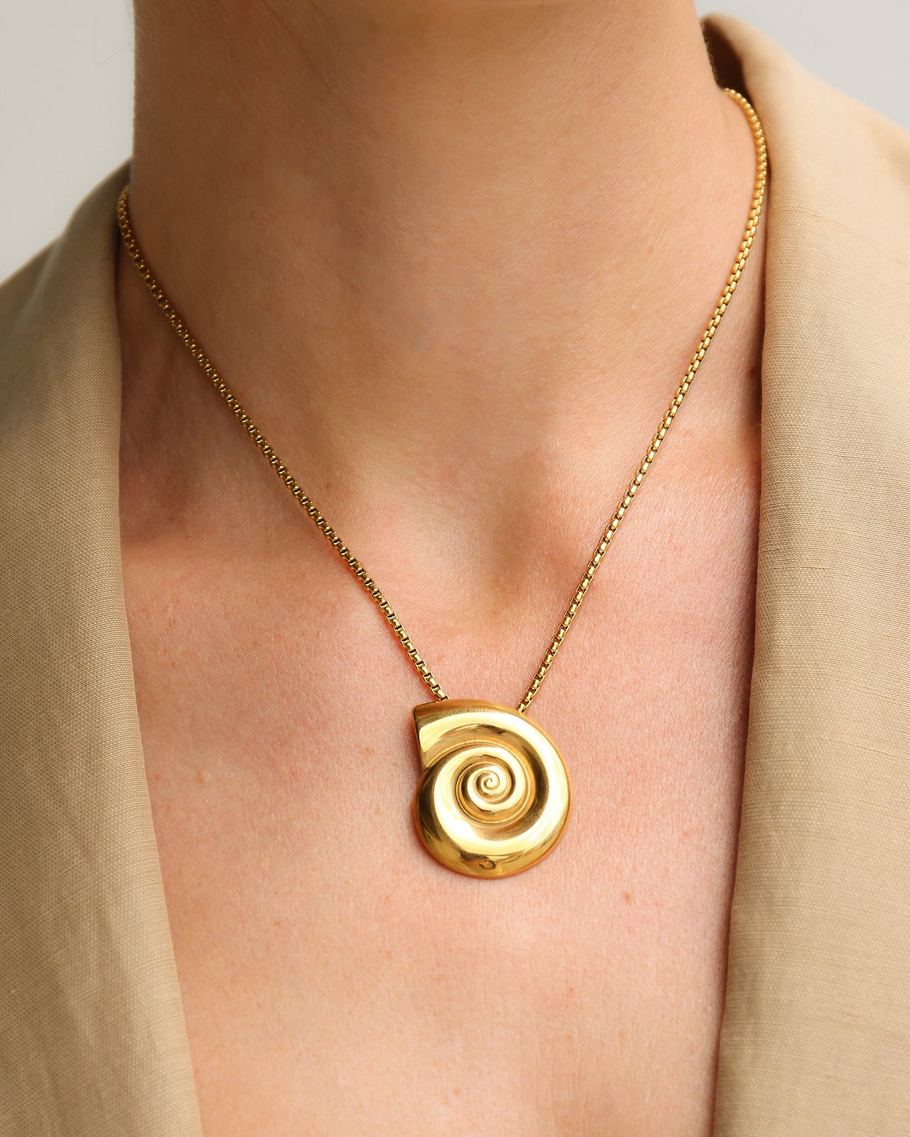 GOLD CONCH SHELL NECKLACE - STUDIO JO STORE  