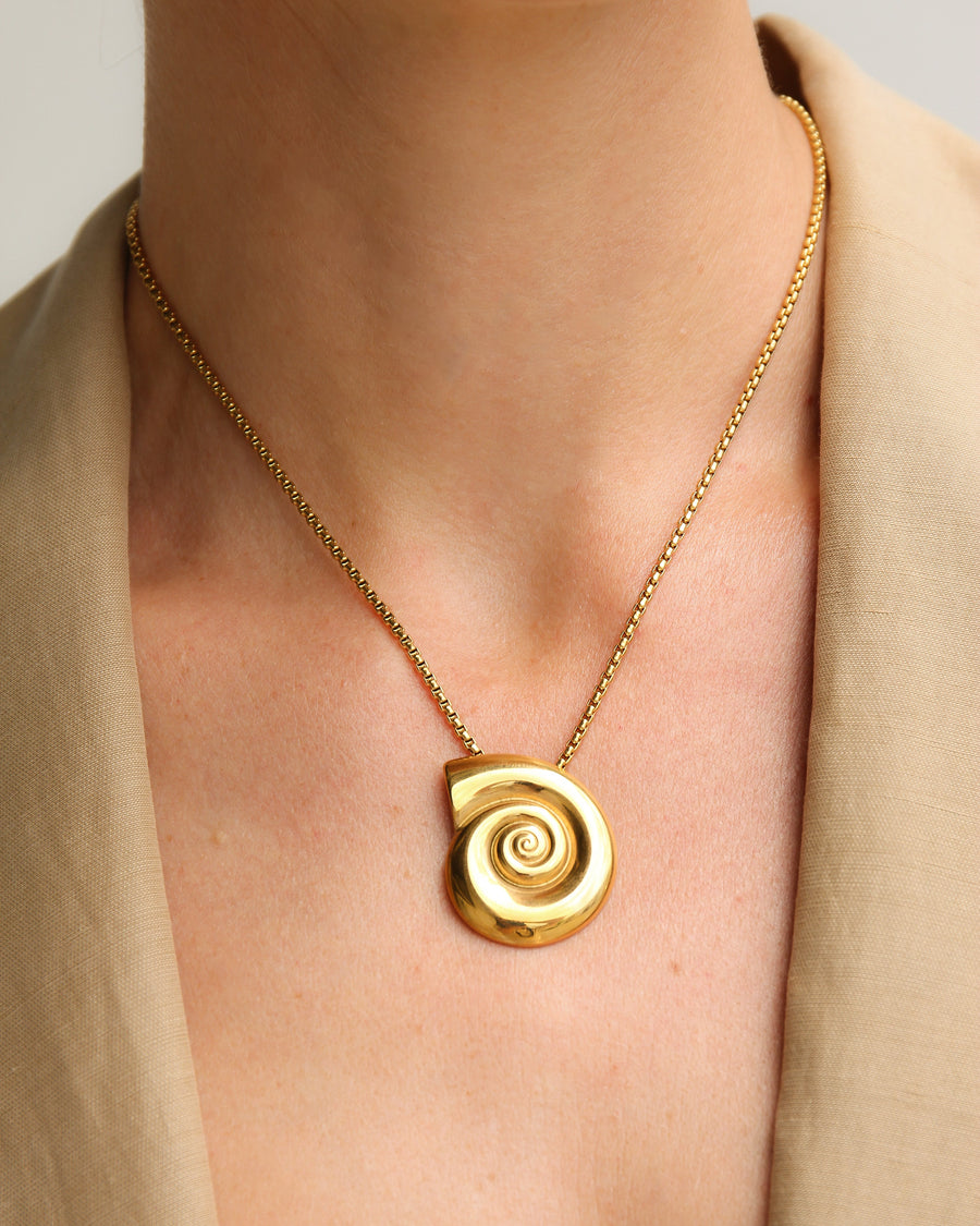 GOLD CONCH SHELL NECKLACE - STUDIO JO STORE  