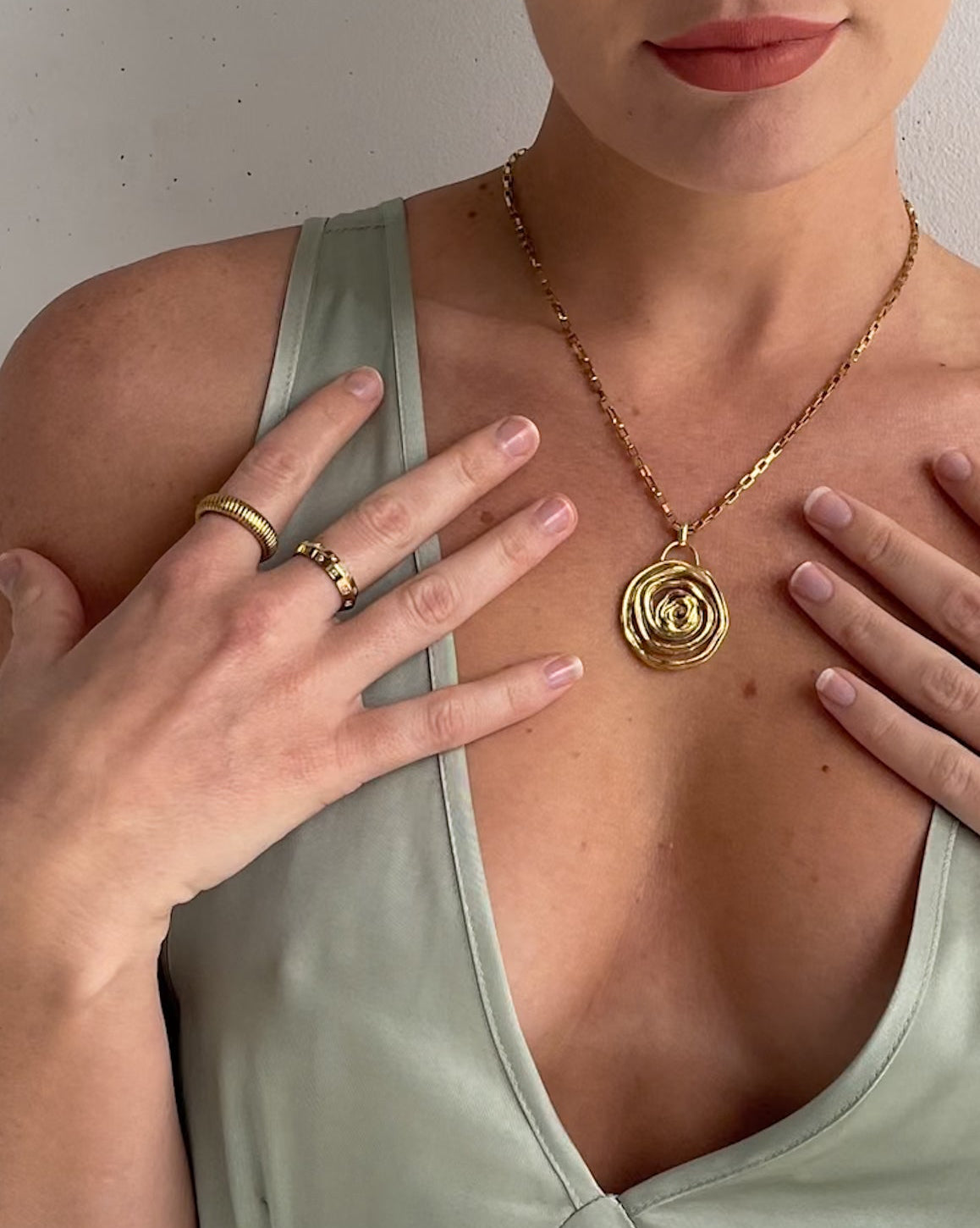COILED STRECH SLINKY RING 18K GOLD - STUDIO JO STORE  